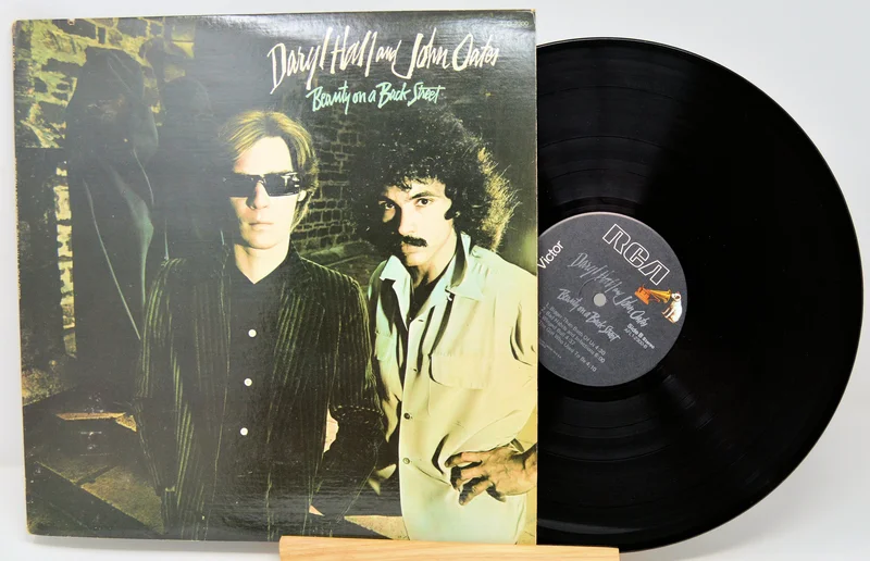 Hall & Oates - Beauty On A Back Street