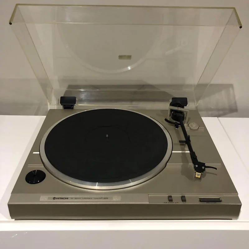 Hitachi Model No. HT-20S Turntable