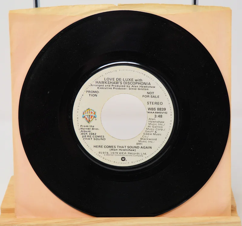 Love De-Luxe - Here Comes That Sound Again