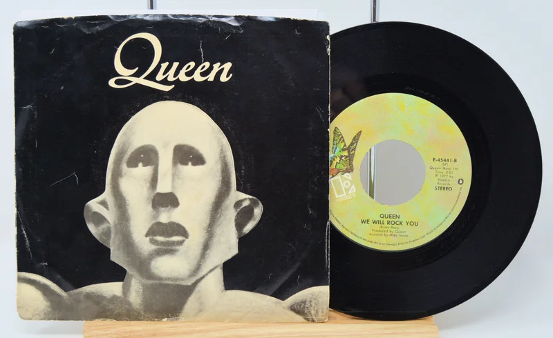 Queen - We Will Rock You / We Are The Champions