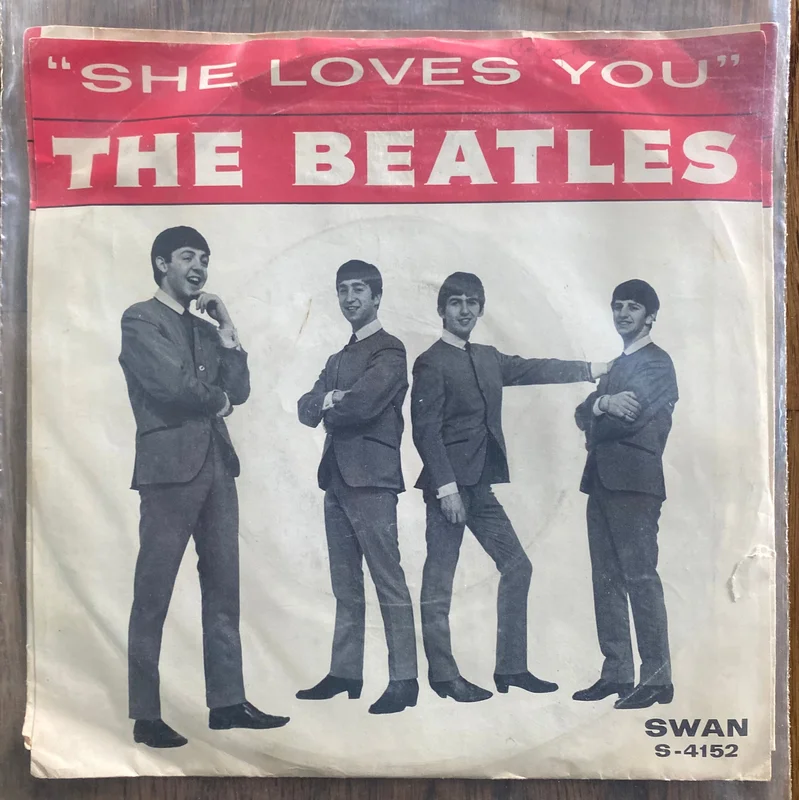 The Beatles 45 RPM  "She loves you" Swan 1964