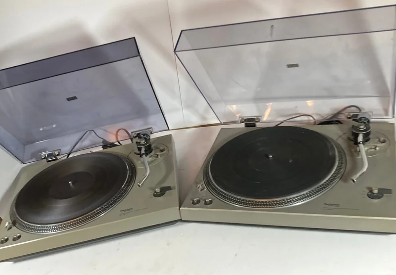TWO Technics SL-1500 Turntables